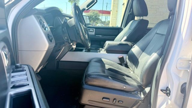 Ford Expedition EL Vehicle Full-screen Gallery Image 05