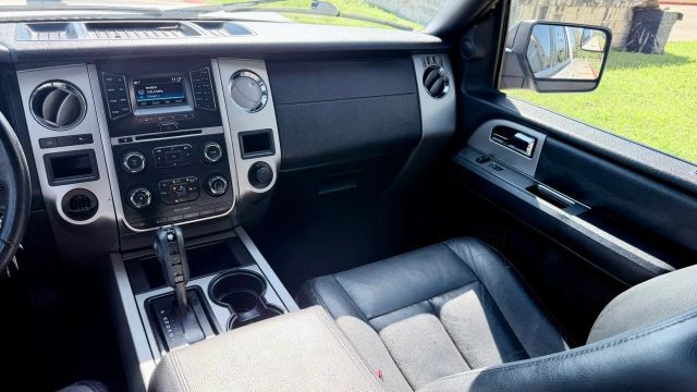 Ford Expedition EL Vehicle Full-screen Gallery Image 08