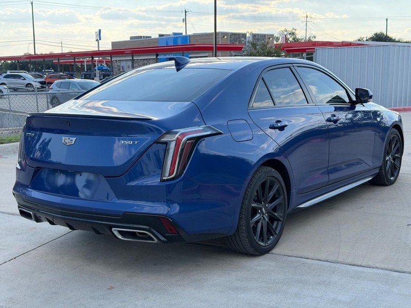Cadillac CT4 Vehicle Full-screen Gallery Image 06