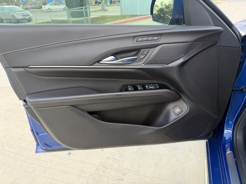 Cadillac CT4 Vehicle Full-screen Gallery Image 10