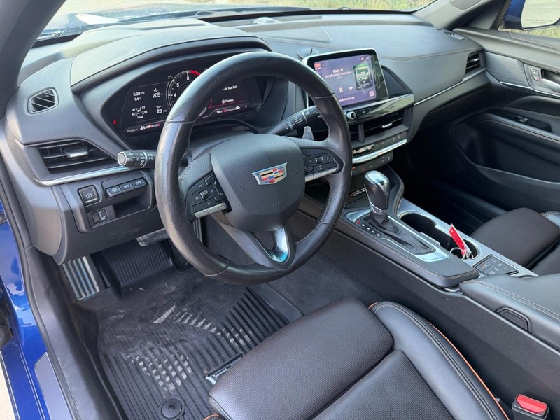 Cadillac CT4 Vehicle Full-screen Gallery Image 11