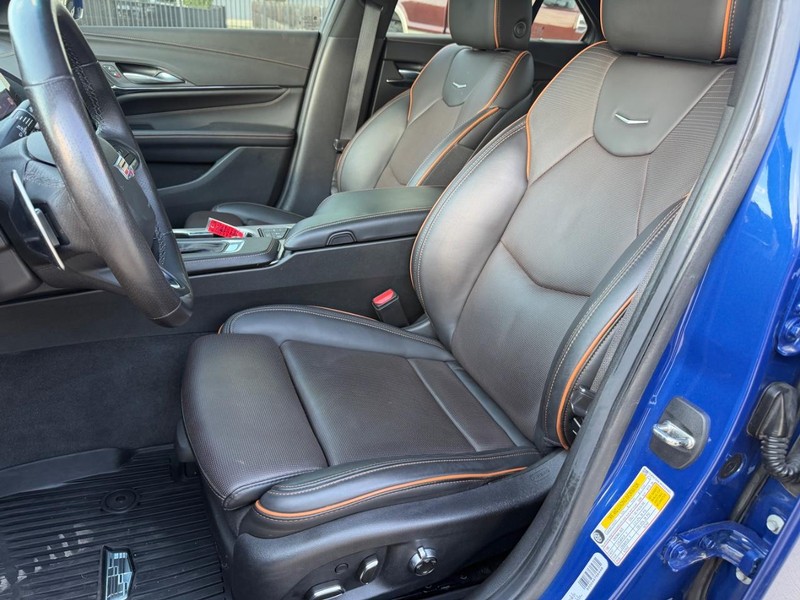 Cadillac CT4 Vehicle Full-screen Gallery Image 12