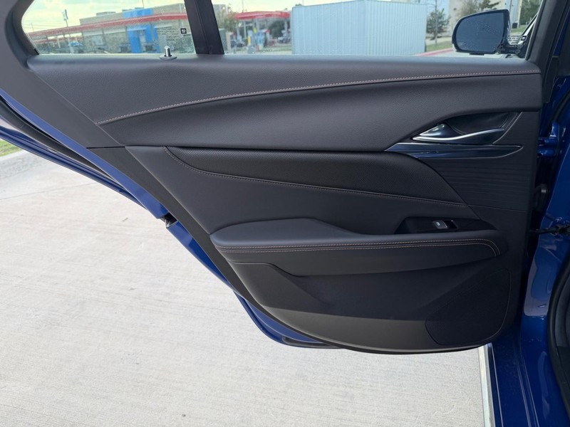 Cadillac CT4 Vehicle Full-screen Gallery Image 16