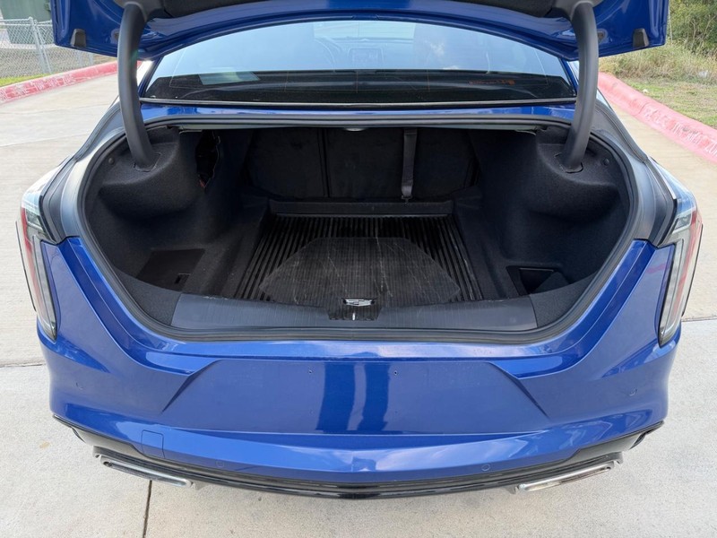 Cadillac CT4 Vehicle Full-screen Gallery Image 21