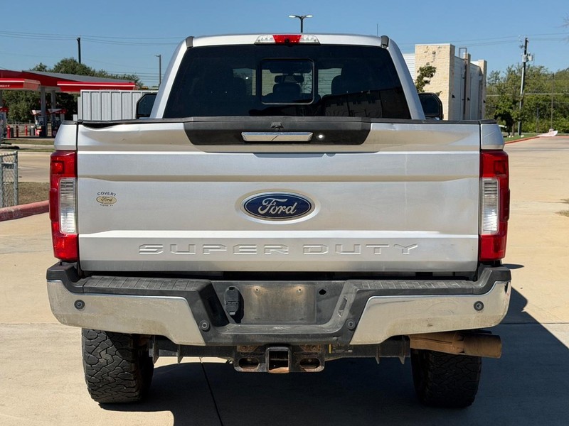 Ford Super Duty F-350 SRW Vehicle Full-screen Gallery Image 05
