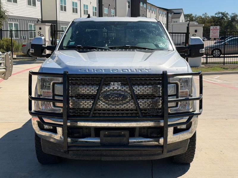 Ford Super Duty F-350 SRW Vehicle Full-screen Gallery Image 09