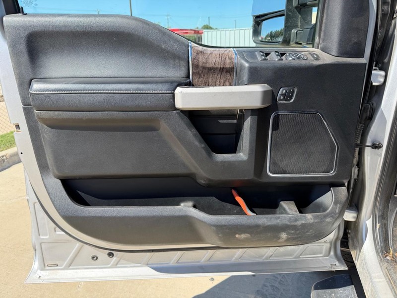 Ford Super Duty F-350 SRW Vehicle Full-screen Gallery Image 10