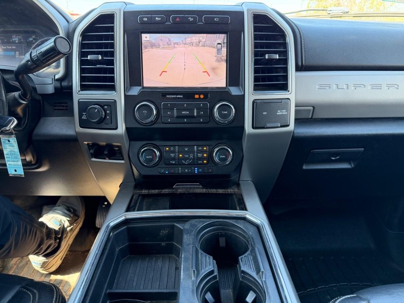 Ford Super Duty F-350 SRW Vehicle Full-screen Gallery Image 15