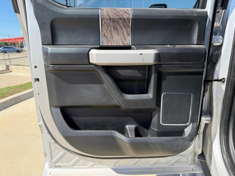 Ford Super Duty F-350 SRW Vehicle Full-screen Gallery Image 16
