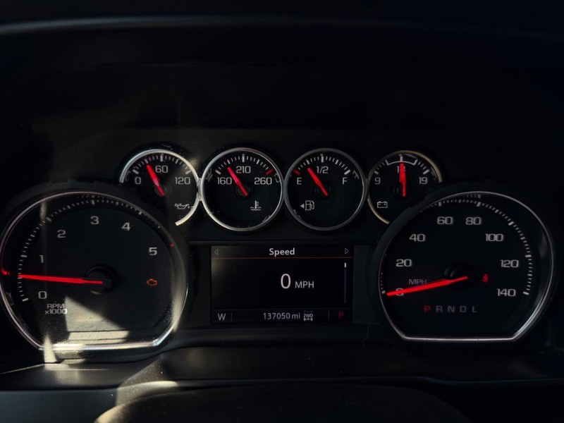 Chevrolet Silverado 2500HD Vehicle Full-screen Gallery Image 13