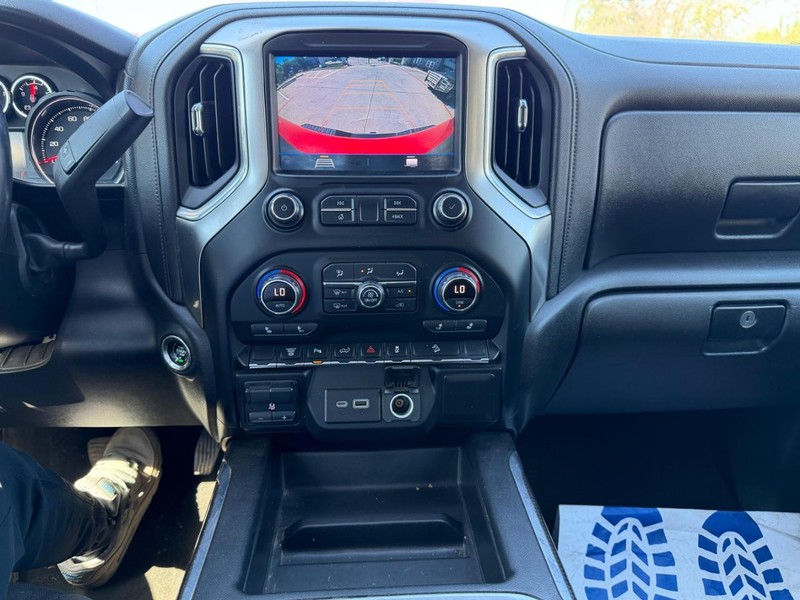 Chevrolet Silverado 2500HD Vehicle Full-screen Gallery Image 15