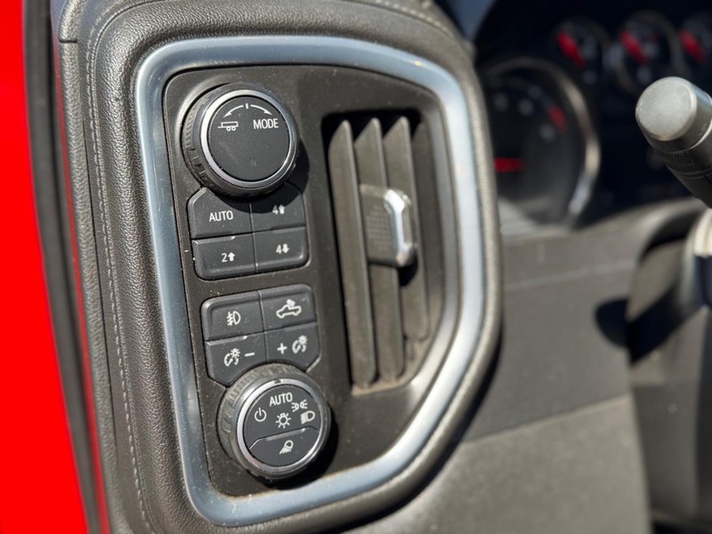 Chevrolet Silverado 2500HD Vehicle Full-screen Gallery Image 16