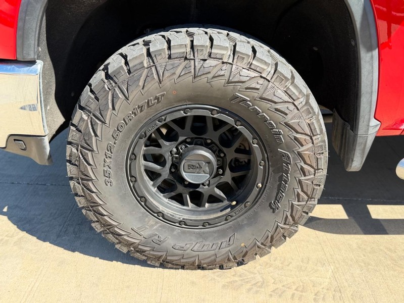 Chevrolet Silverado 2500HD Vehicle Full-screen Gallery Image 26