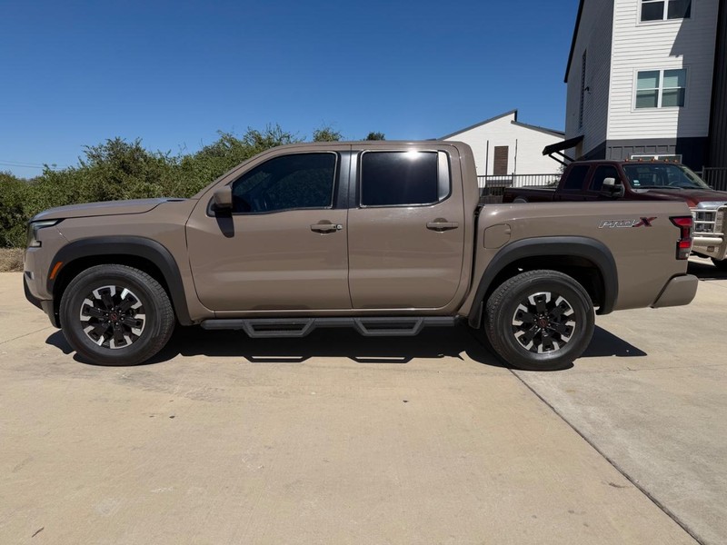 Nissan Frontier Vehicle Full-screen Gallery Image 02