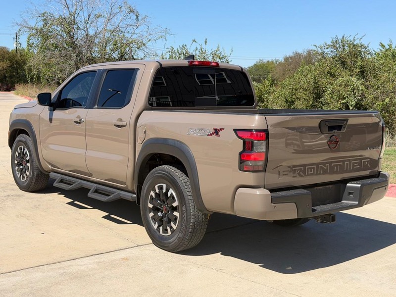 Nissan Frontier Vehicle Full-screen Gallery Image 03