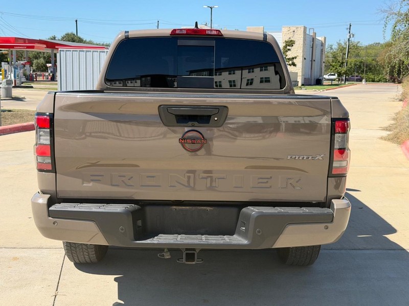 Nissan Frontier Vehicle Full-screen Gallery Image 04