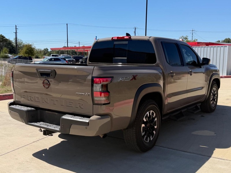 Nissan Frontier Vehicle Full-screen Gallery Image 05