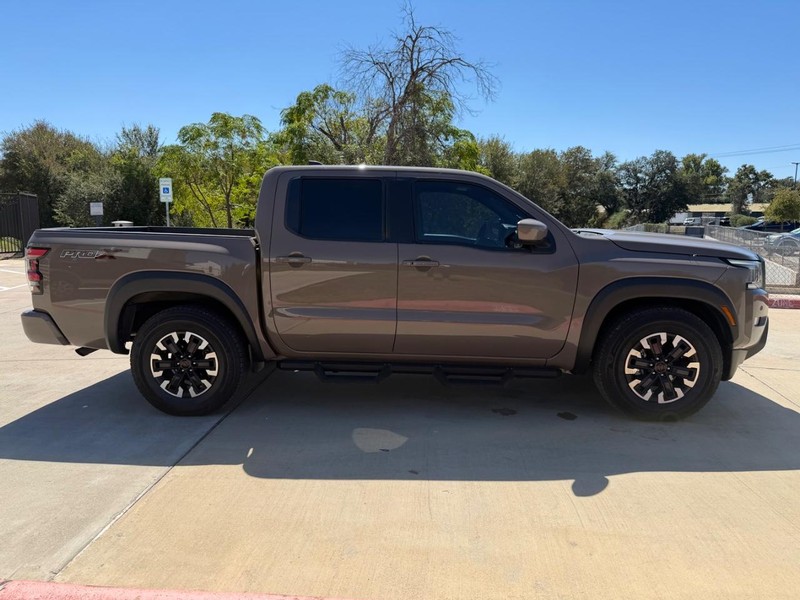Nissan Frontier Vehicle Full-screen Gallery Image 06