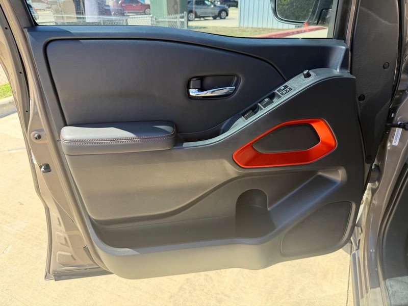 Nissan Frontier Vehicle Full-screen Gallery Image 09