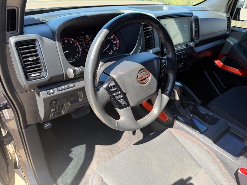 Nissan Frontier Vehicle Full-screen Gallery Image 10