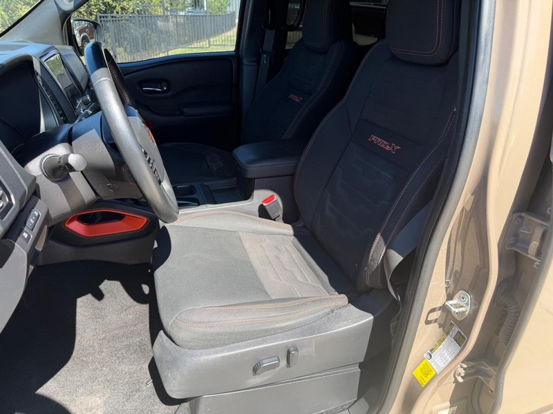 Nissan Frontier Vehicle Full-screen Gallery Image 11