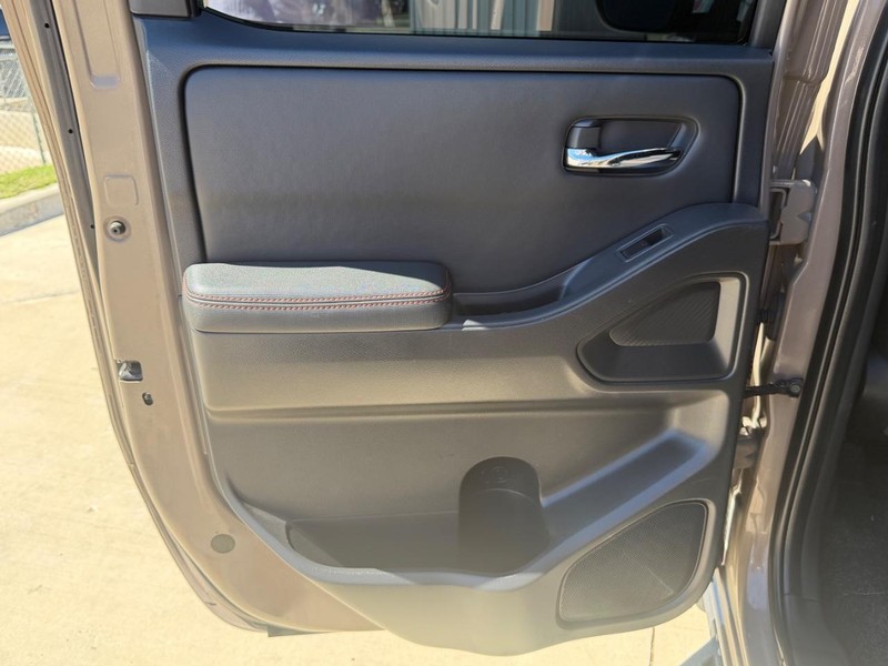 Nissan Frontier Vehicle Full-screen Gallery Image 15