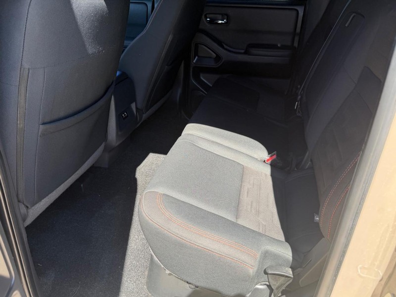 Nissan Frontier Vehicle Full-screen Gallery Image 16