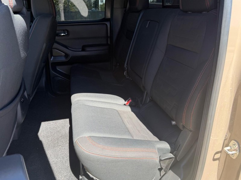 Nissan Frontier Vehicle Full-screen Gallery Image 17