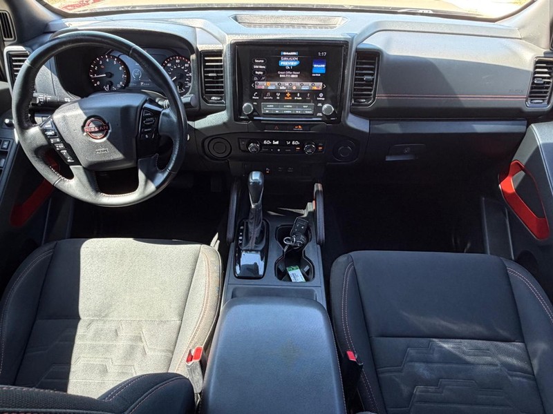 Nissan Frontier Vehicle Full-screen Gallery Image 19