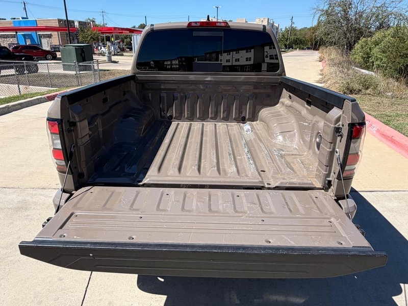 Nissan Frontier Vehicle Full-screen Gallery Image 20