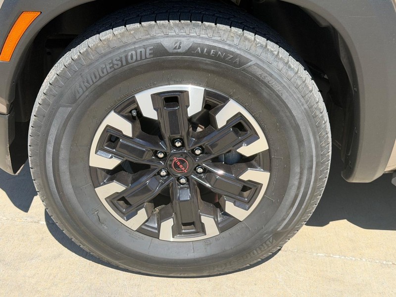 Nissan Frontier Vehicle Full-screen Gallery Image 21