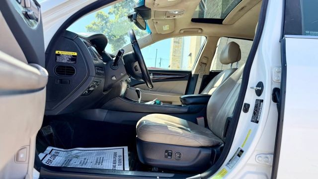 Hyundai Equus Vehicle Full-screen Gallery Image 05