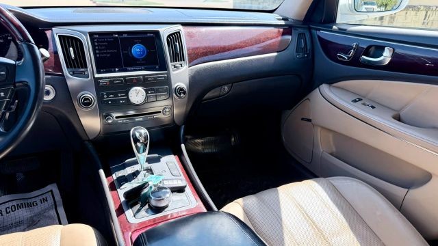 Hyundai Equus Vehicle Full-screen Gallery Image 08