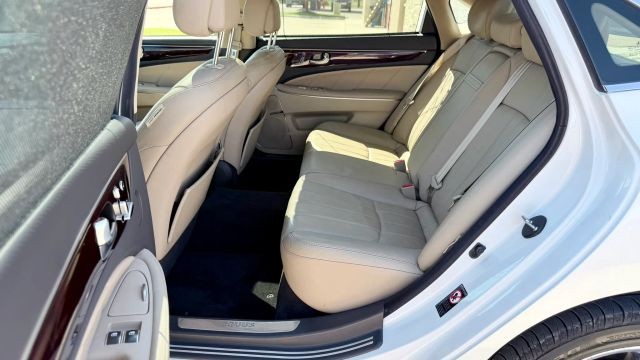 Hyundai Equus Vehicle Full-screen Gallery Image 09
