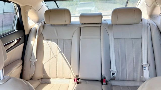 Hyundai Equus Vehicle Full-screen Gallery Image 10