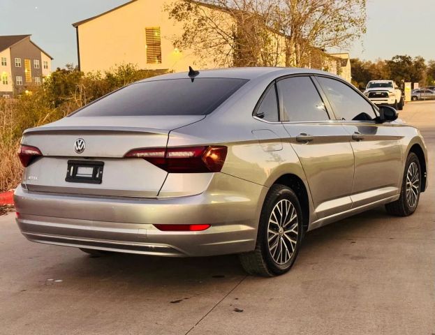 Volkswagen Jetta Vehicle Full-screen Gallery Image 02