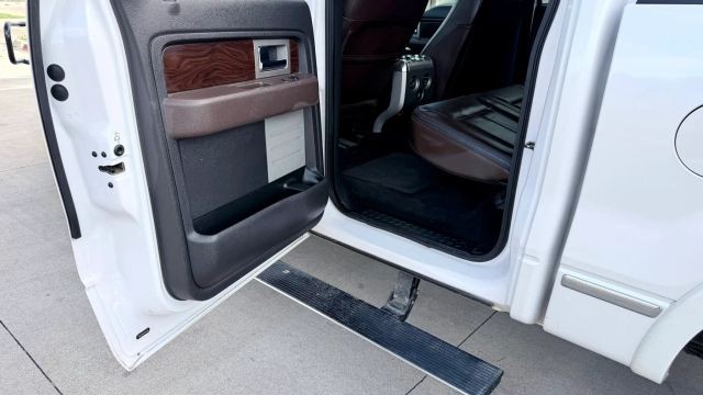 Ford F-150 Vehicle Full-screen Gallery Image 06