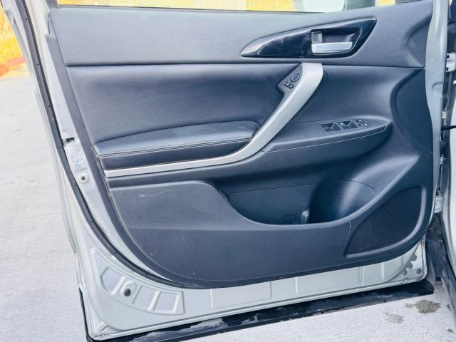 Mitsubishi Eclipse Cross Vehicle Full-screen Gallery Image 09