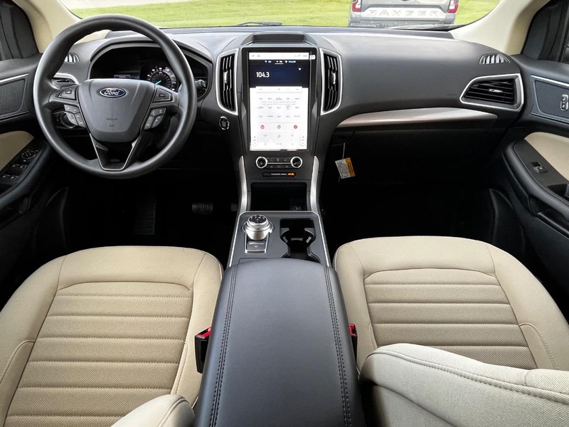 Ford Edge Vehicle Full-screen Gallery Image 11