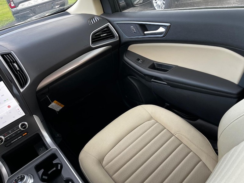 Ford Edge Vehicle Full-screen Gallery Image 13