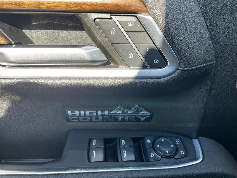 Chevrolet Silverado 1500 Vehicle Full-screen Gallery Image 16