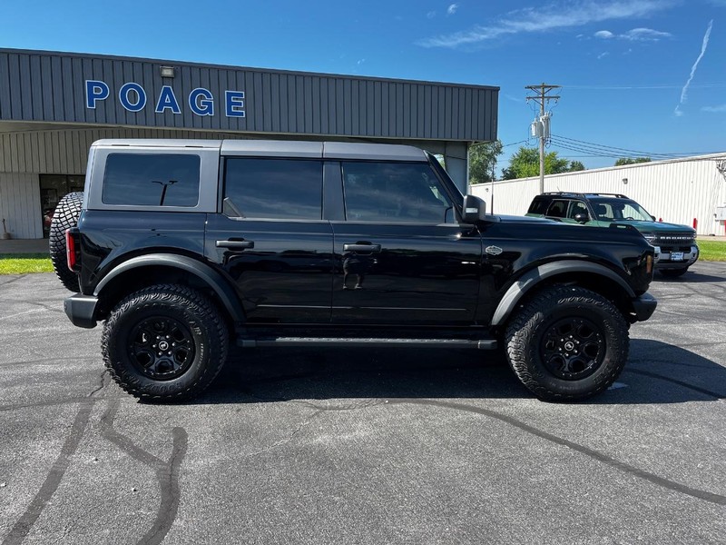 Ford Bronco Vehicle Full-screen Gallery Image 02