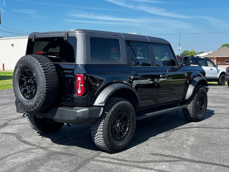 Ford Bronco Vehicle Full-screen Gallery Image 03