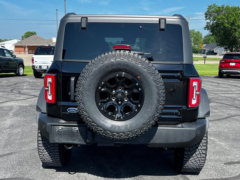 Ford Bronco Vehicle Full-screen Gallery Image 04