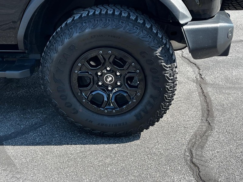 Ford Bronco Vehicle Full-screen Gallery Image 07