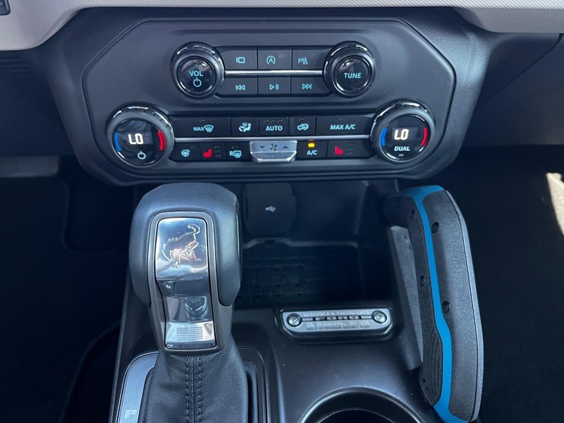 Ford Bronco Vehicle Full-screen Gallery Image 19