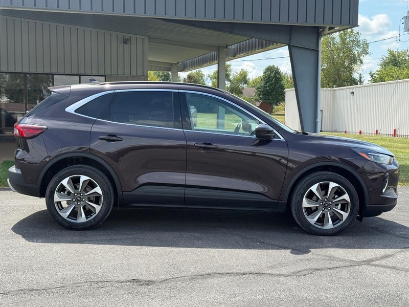 Ford Escape Vehicle Full-screen Gallery Image 02