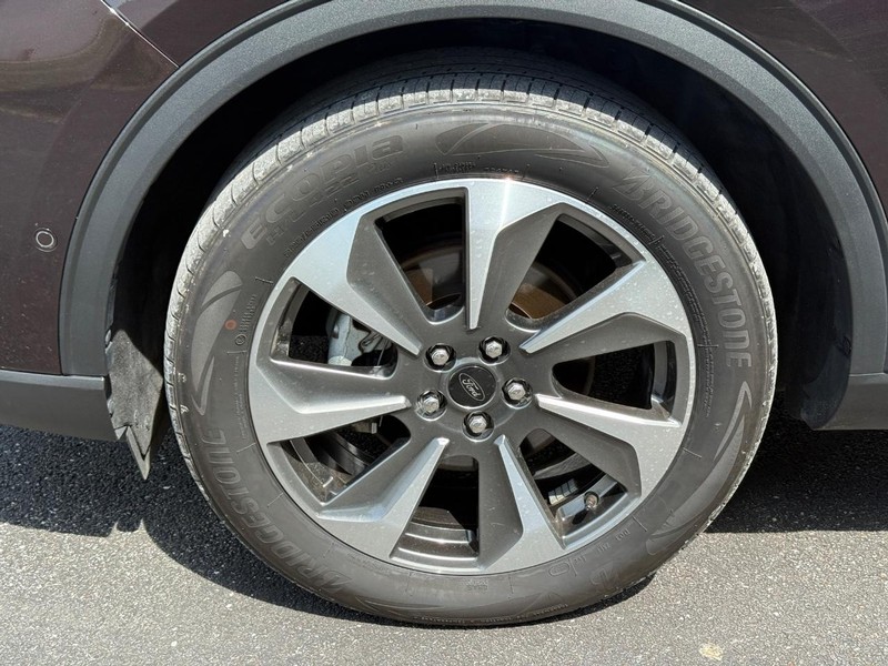 Ford Escape Vehicle Full-screen Gallery Image 07