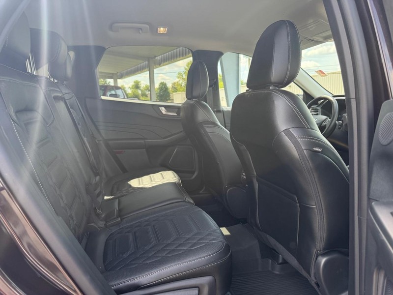 Ford Escape Vehicle Full-screen Gallery Image 10