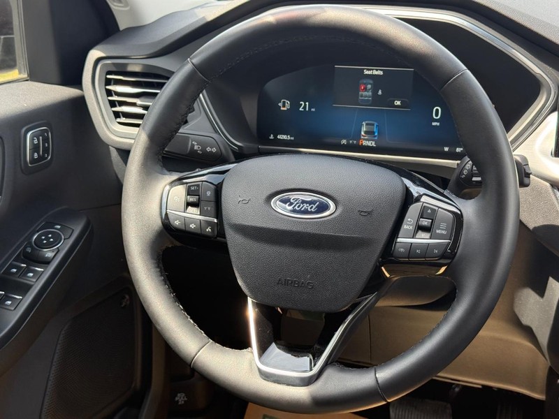 Ford Escape Vehicle Full-screen Gallery Image 12